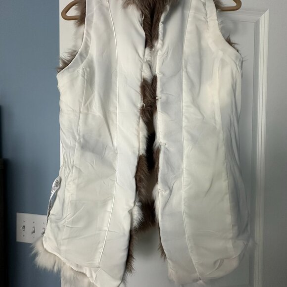 WHBM Faux Fur Chevron Vest w/ Hook and Eye Closure Size M EUC - Picture 4 of 11